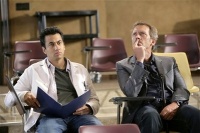 Kal Penn y Hugh Laurie en la serie de TV "Dr House"